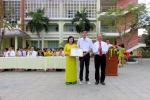 Khen thưởng các học sinh có thành tích xuất sắc trong tiết chào cờ đầu tuần.