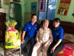 Hoạt động “Uống nước nhớ nguồn” thăm và tặng quà cho Mẹ Việt Nam anh hùng và gia đình chính sách trên địa bàn phường 1